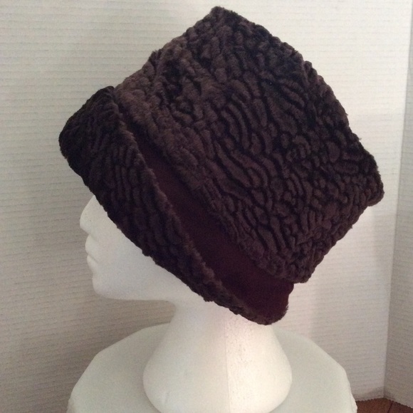 Lillie & Cohoe German faux fur Chelsea hat - Picture 3 of 9